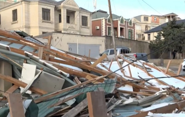 В Баку возникла опасная ситуация из-за сильного ветра: обрушилась крыша здания