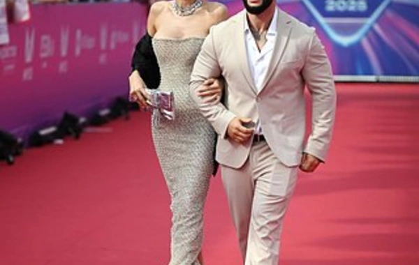 Oksana Samoilova's dress burst at an award ceremony