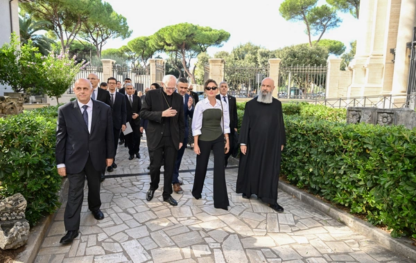 Birinci vitse-prezident Mehriban Əliyeva Müqəddəs Pavel Bazilikasının baş keşişi ilə görüşüb