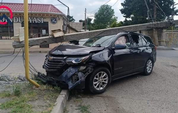 Tovuzda qəza: Chevrolet işıq dirəyinə çırpıldı