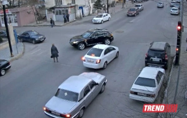 В Баку женщина-водитель совершила ДТП, чтобы не сбить пешехода (видео)