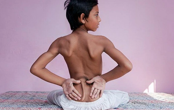 В Индии люди поклоняются мальчику с хвостом