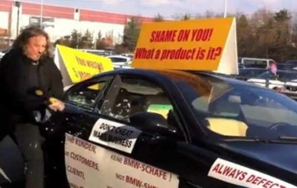 Владелец BMW М6 разбил свой автомобиль кувалдой (видео)