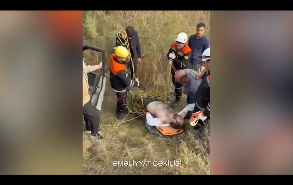 Bakıda qəzaya düşən maşın DƏRƏYƏ AŞDI - Sürücü xilas edildi