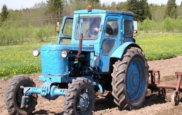 Laçında traktor dərəyə aşıb: Ölən var