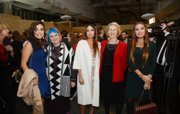 Мехрибан Алиева с дочерьми на открытии выставки в Лондоне