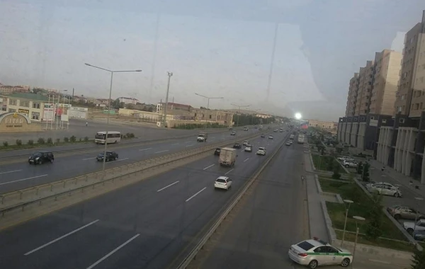 Bakıda qız özünü hərəkətdə olan maşından atdı