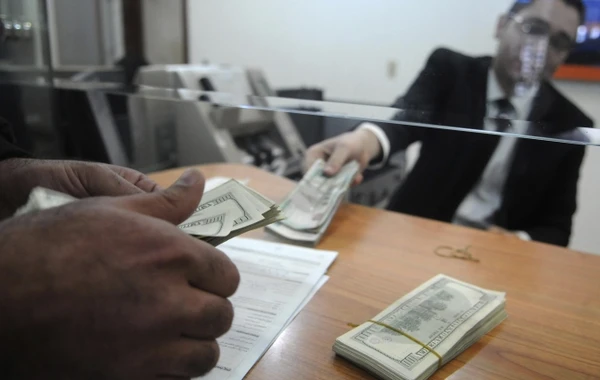 Əhali pullarını niyə banklardan geri götürür?