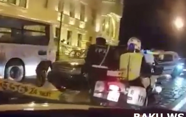 В Баку столкнулись Range Rover и S-class с номерами АА (видео)