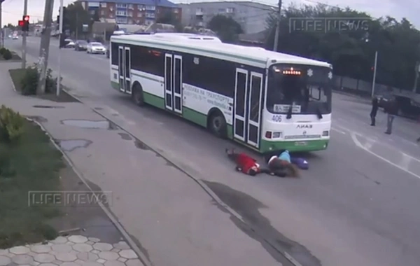 В России водитель автобуса сбил трех школьниц (видео)
