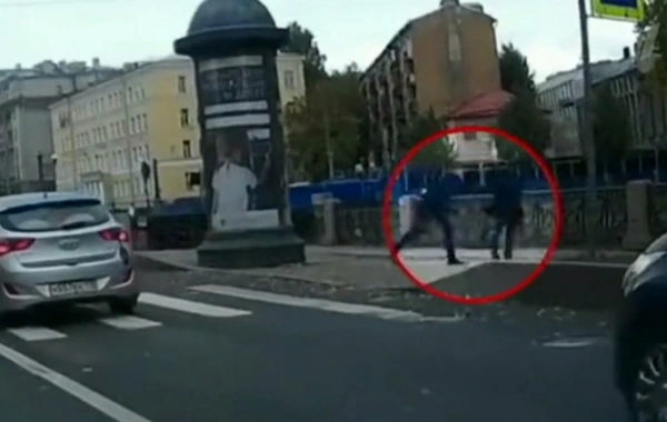 В Петербурге водитель Audi с правительственными номерами сбросил пешехода с моста (видео)
