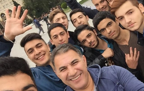 Заслуженный артист исполнил песню в парке со студентами (видео)