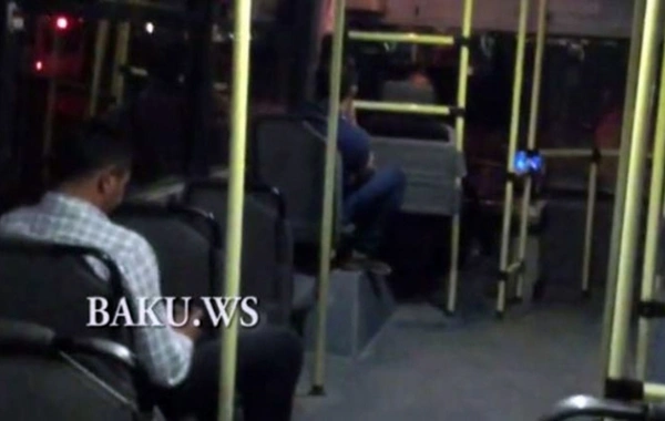 Очередной беспредел водителя автобуса в Баку (видео)