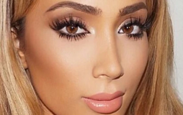 Porno yulduzlarning fotosuratlari alifbo tartibida keltirilgan