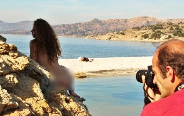 Tələbə qızlar ekoloji çirkliliyə görə soyundu (FOTO)