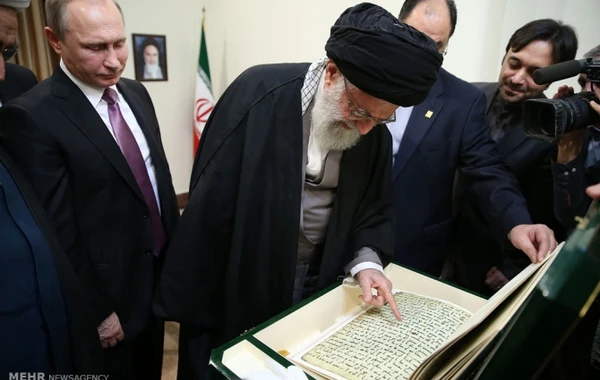 Putin Xamneyiyə Qurani-Kərim hədiyyə etdi (FOTO)
