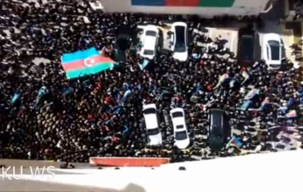 Народ Азербайджана вышел на улицы за свободу Карабаха (видео)