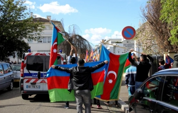 Азербайджанские студенты сорвали армянскую демонстрацию во Франции (фото)