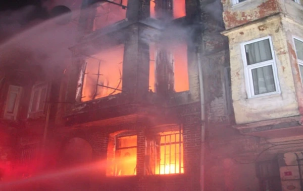Sumqayıtda bina yandı - 18 nəfər təxliyyə olundu