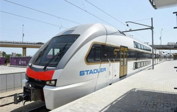 Bakı-Sumqayıt qatarını daşlayan 18 yaşlı qız tutuldu