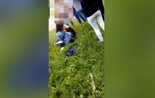 Məktəbli qız rəfiqəsini vəhşicəsinə döydü (VİDEO)
