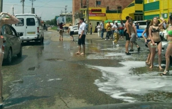 Çimərlik geyimində qadınlar yolda tıxaca səbəb oldular (FOTO)