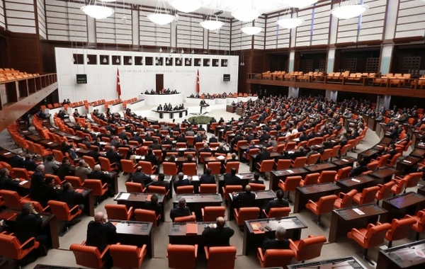 Məclisdə əməliyyat: 30 nəfər ifşa olundu
