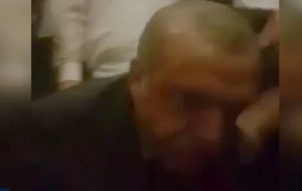 Ərdoğanın internetə düşməyən görüntüsü: yaralı vətəndaşı alnından öpdü (VİDEO)