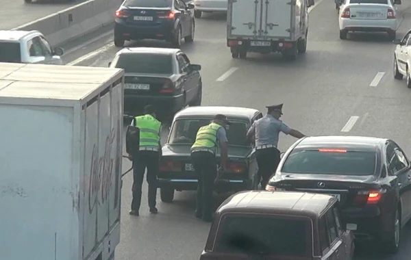 Yol polisləri tıxaca səbəb olan avtomobili yoldan belə çıxardılar – İbrətamiz VİDEO