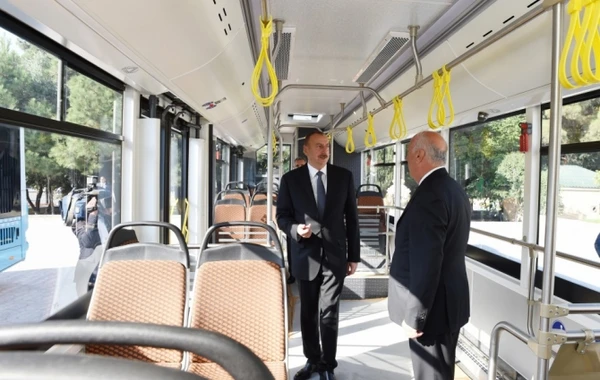 İlham Əliyev yeni sərnişin avtobuslarına baxdı (FOTO)