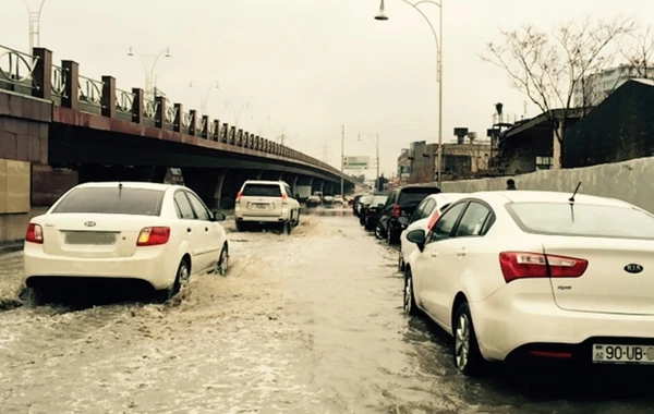 Yol polisi yağışın yollardakı fəsadlarından danışdı: Keçilməz olub