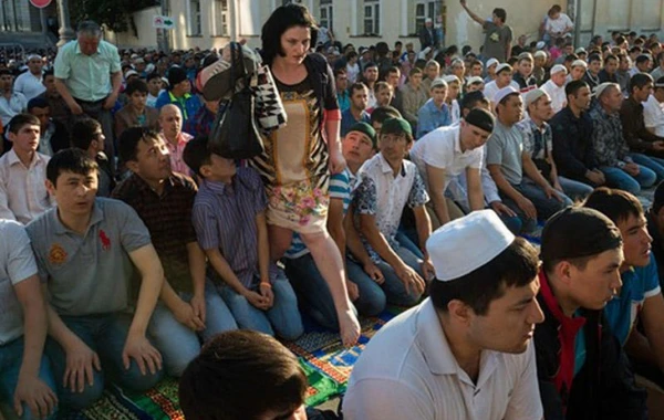 Kişilər namaza başlamağa hazırlaşdıqları anda qadın... - FOTO