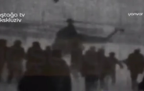 Bakıda çəkilmiş nadir kadrlar: insanlar çörək üçün helikopterə hücum çəkirlər (VİDEO)
