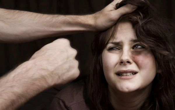 Radikal dindar arvadını beysbol dəyənəyi ilə döyərək öldürdü - Bakıdakı dəhşətli qətlin təfərrüatı