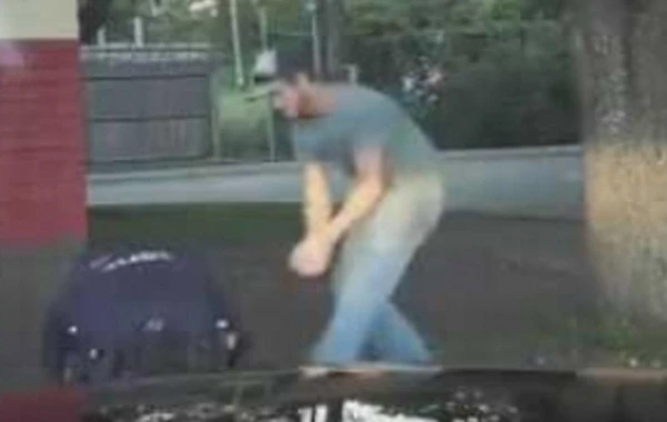 Yol polisi 3 yaşlı uşağın həyatını belə xilas etdi (VIDEO)