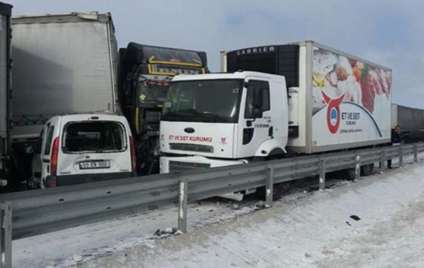 Dəhşətli qəza: 36 maşın bir-birinə girdi, 41 yaralı (FOTO)