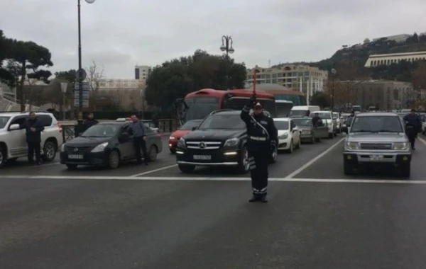 Bakıda şəhidlər üçün 1 dəqiqəlik həyat dayandı (VİDEO)
