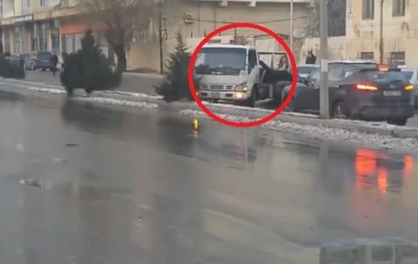 Bakıda evakuator qaydanı kobud pozub tıxac yaratdı (VİDEO)