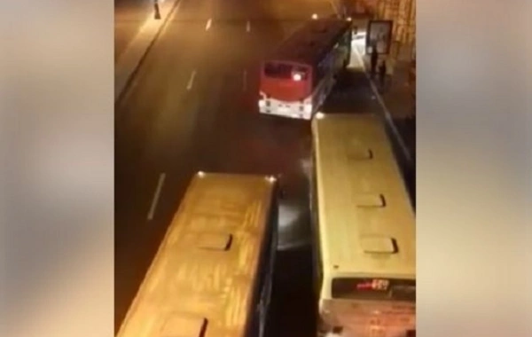 Bakıda avtobuslar bütün yolu bağladı (VİDEO)