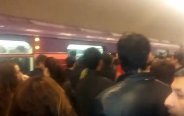 Bakı metrosunu zəhərli qaz bürüdü - hadisə yerindən YENİ görüntü (VİDEO)