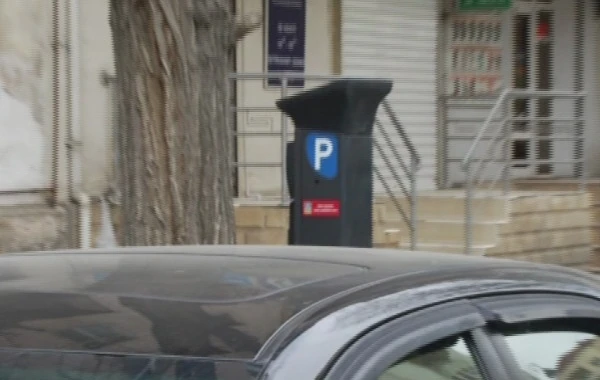 Bakıda bu da oldu: Parkomat ərazisindəki avtomobil cərimə meydançasına aparıldı - VİDEO