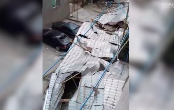 Binanın damı uçdu, 10 maşına zərər dəydi (VİDEO)