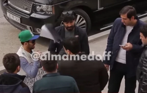 Bakıda kimsəsizləri ölkədən çıxarmaq üçün imza toplayan aparıcını döydülər (VİDEO)