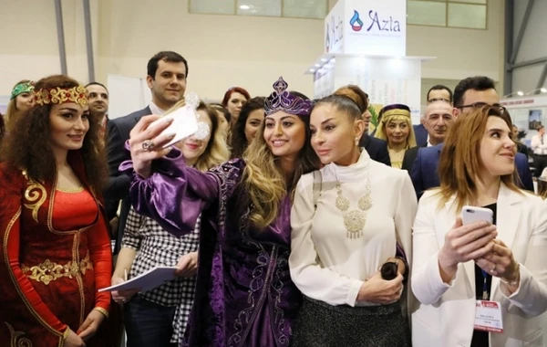 Mehriban Əliyeva selfi çəkdirdi - FOTOLAR