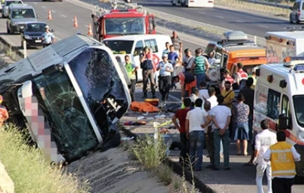 Azərbaycanda dəhşətli qəza: avtobus aşdı, 10 nəfər yaralandı