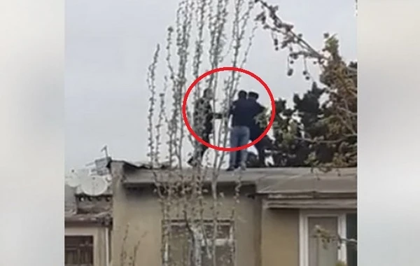 "Əlini verməyən kişi deyil" — Bakıda polis özünü atmaq istəyən adamı belə xilas etdi (VİDEO)