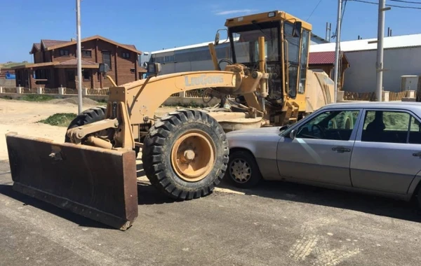 Bakıda sürücü qeyri-adi hərəkəti ilə təmir işini yarımçıq qoydu (FOTO)