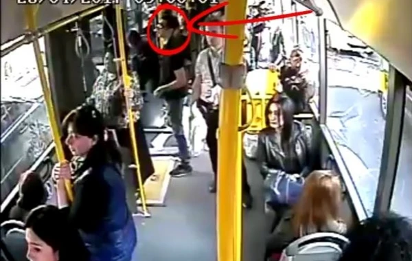 “BakuBus” sərnişini öz həyatını təhlükəyə atdı - VİDEO