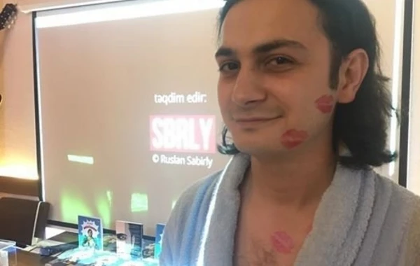 Azərbaycanlı məşhur təqdimata hamam xalatında gəldi (FOTO)