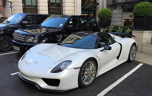 Azərbaycan nömrəli "Porsche" London küçələrində (VİDEO)